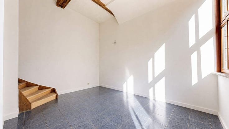 Belle maison type bel-étage deux chambres. Beau potentiel. P