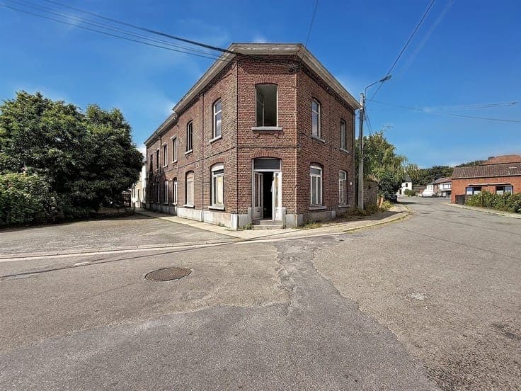 A three-sided house located in Jumet