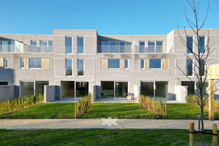 Woning met vier slaapkamers, zonneterras en tuin