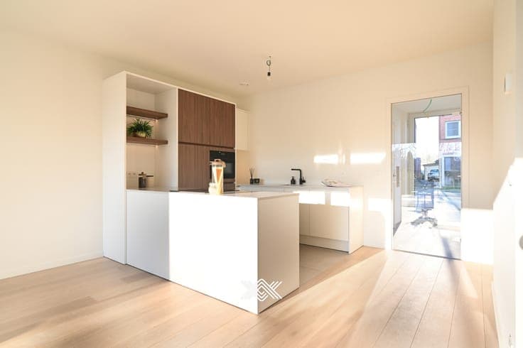Woning met vier slaapkamers, zonneterras en tuin