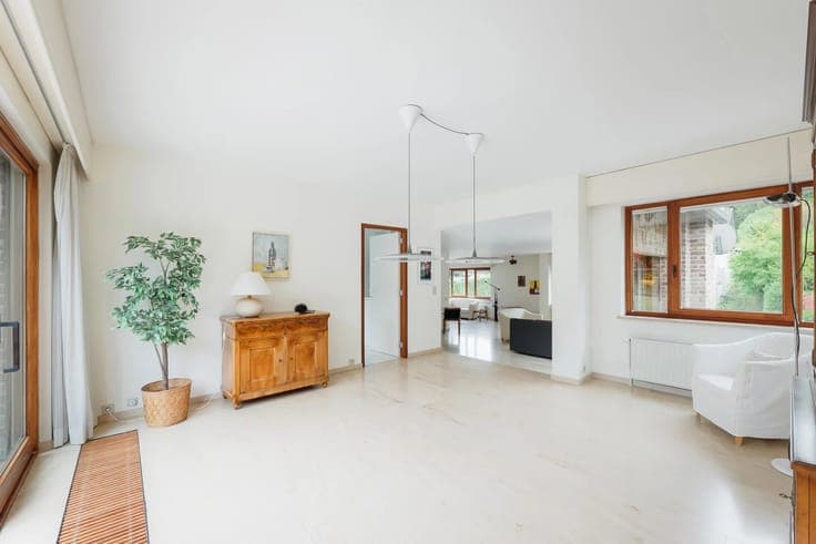 Arboretum Neighborhood: Spacious 5 Bedroom Villa on 9 ares