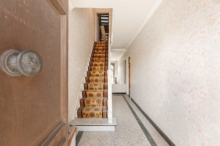 🏡 Te renoveren HALFOPEN woning met 3 slaapkamers, grote g...