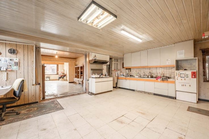 🏡 Te renoveren HALFOPEN woning met 3 slaapkamers, grote g...