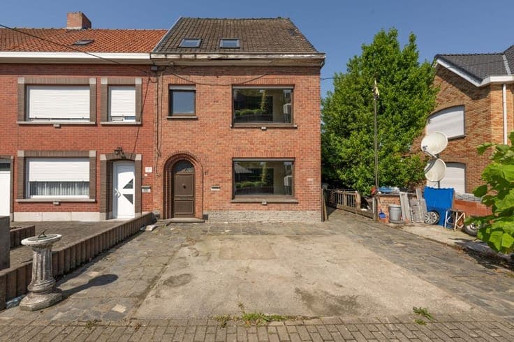 🏡 Te renoveren HALFOPEN woning met 3 slaapkamers, grote g...