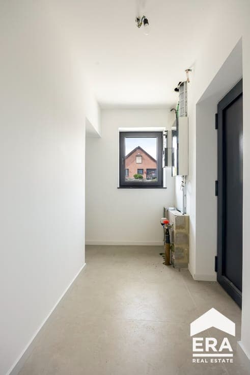 ONE-BEDROOM HOUSE WITH DOUBLE GARAGE!