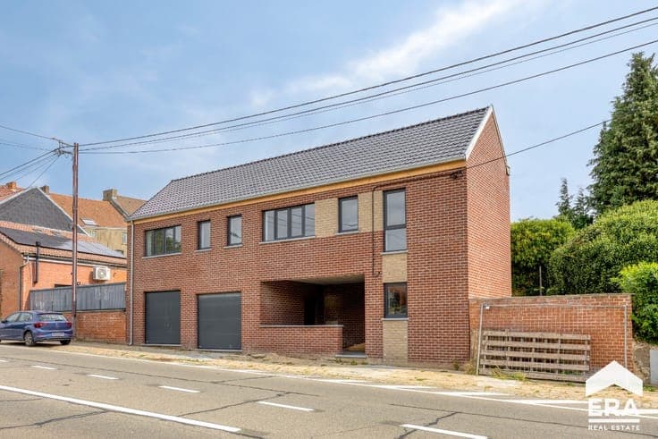 ONE-BEDROOM HOUSE WITH DOUBLE GARAGE!