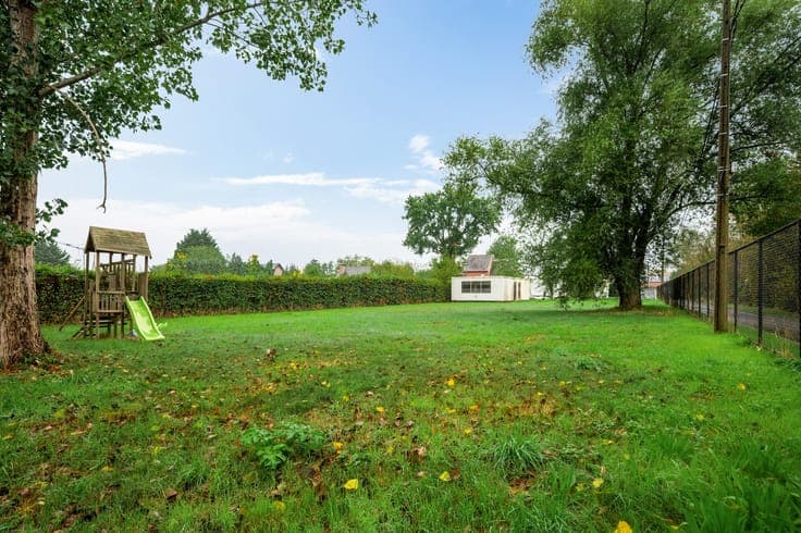 Gerenoveerde woning met 5 slpkrs en 2 badkamers op percee...