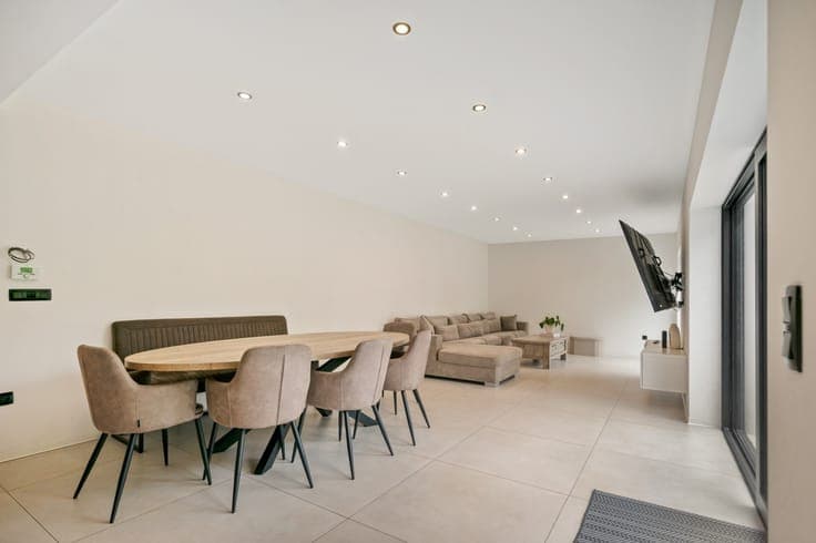 Gerenoveerde woning met 5 slpkrs en 2 badkamers op percee...