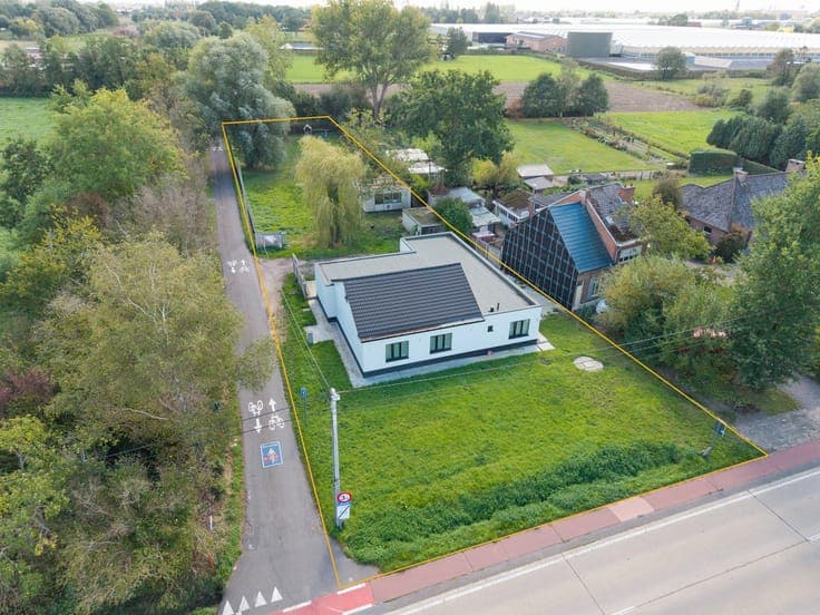 Gerenoveerde woning met 5 slpkrs en 2 badkamers op percee...