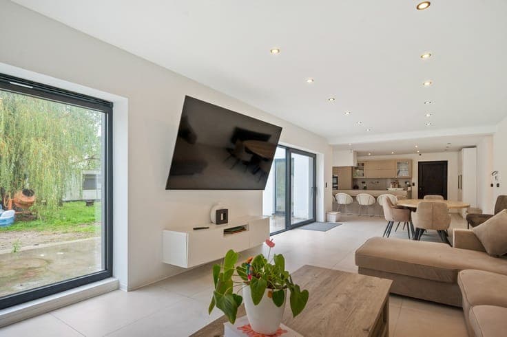 Gerenoveerde woning met 5 slpkrs en 2 badkamers op percee...