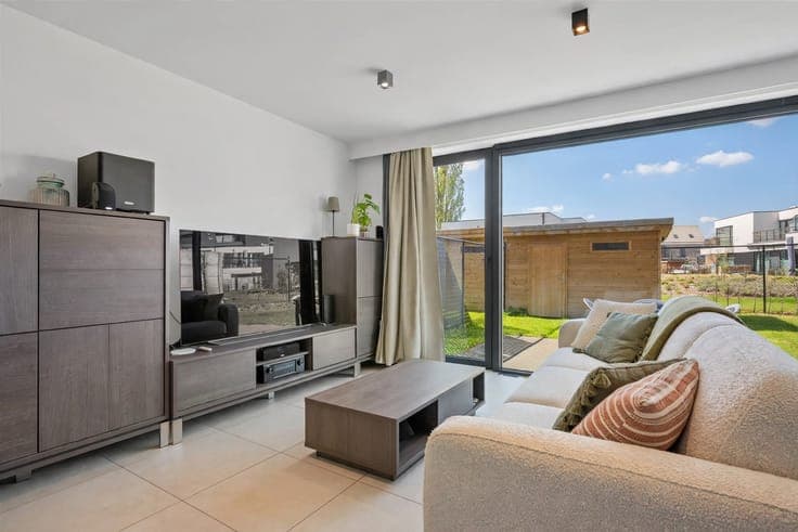 2% registration possible! Spacious 3-bedroom home.