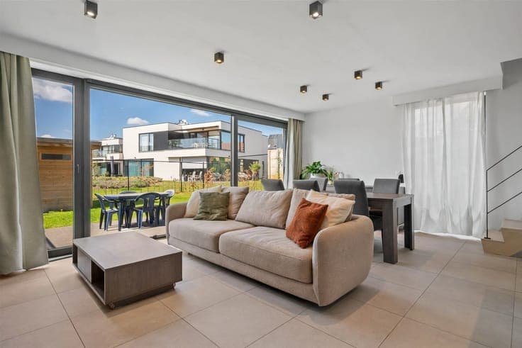 2% registration possible! Spacious 3-bedroom home.