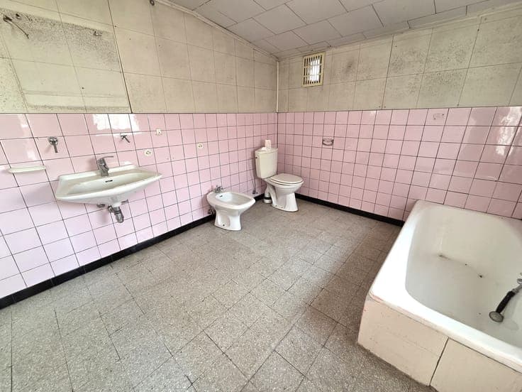 Vrijstaande woning met 4 slks op een perceel van 3135m² met