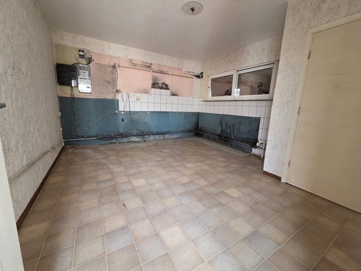 Vrijstaande woning met 4 slks op een perceel van 3135m² met
