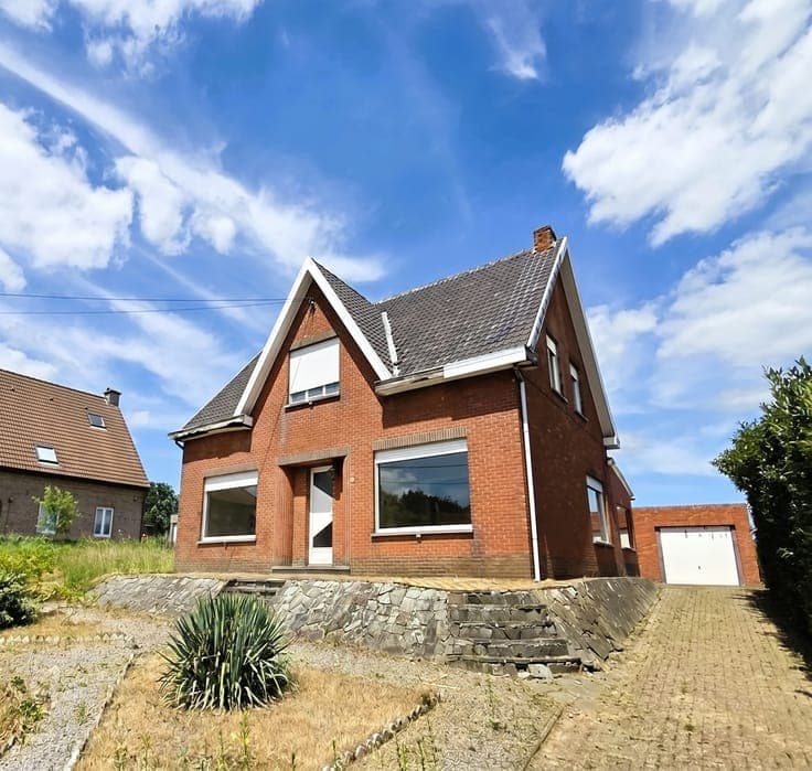 Vrijstaande woning met 4 slks op een perceel van 3135m² met