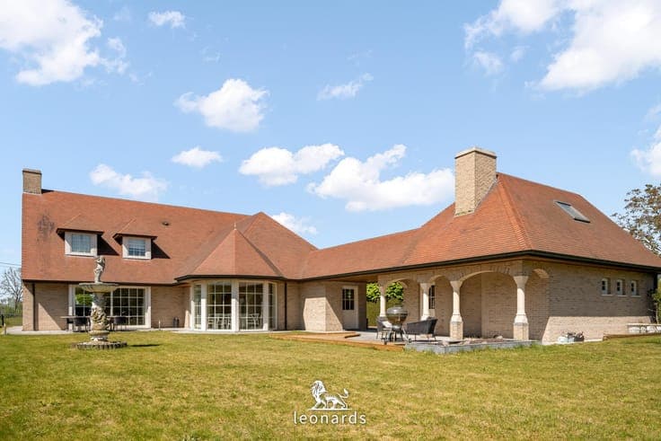 Spacious luxury villa on 3,001 m² in a rural setting