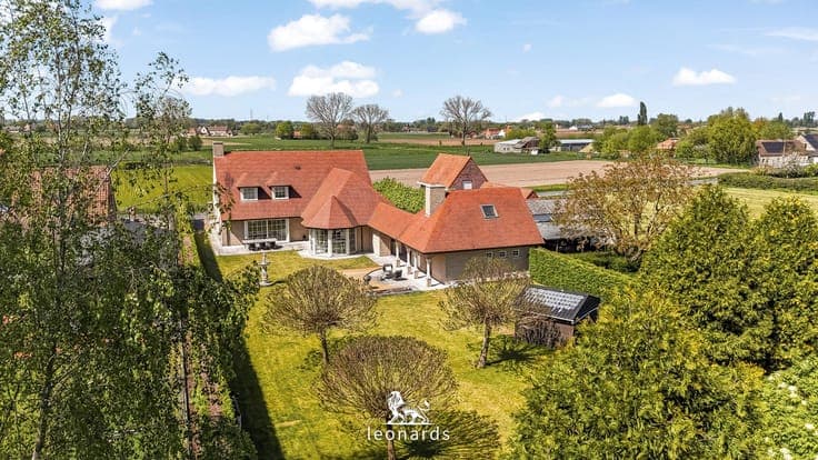 Spacious luxury villa on 3,001 m² in a rural setting