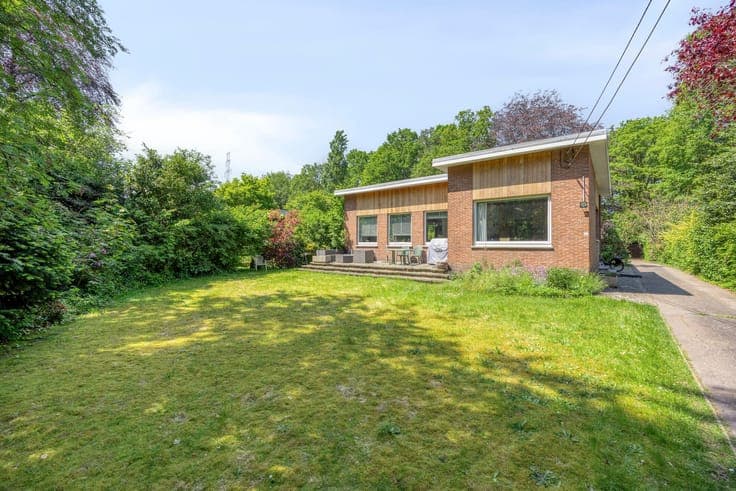 Character villa with 5 bedrooms near Genk