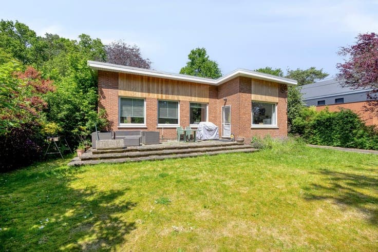 Character villa with 5 bedrooms near Genk