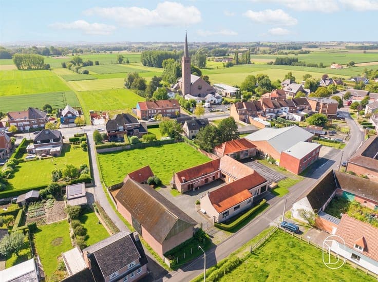 Square farmhouse in need of renovation on 2,810 m² in Ronse