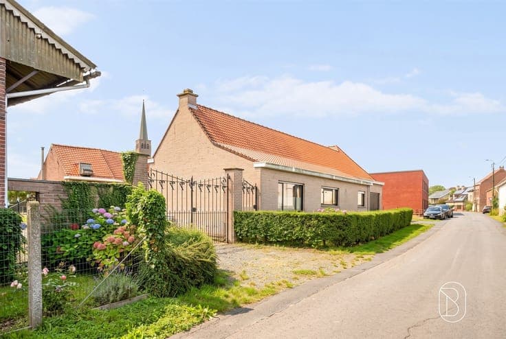 Square farmhouse in need of renovation on 2,810 m² in Ronse