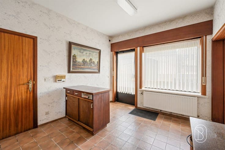 Square farmhouse in need of renovation on 2,810 m² in Ronse