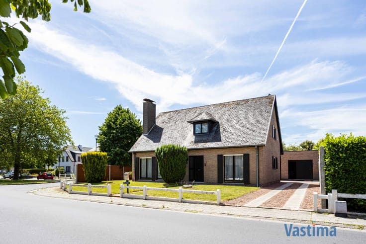 Villa met zonnige tuin en grote garage op een steenworp v...