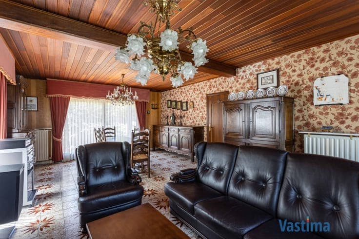 Villa met zonnige tuin en grote garage op een steenworp v...