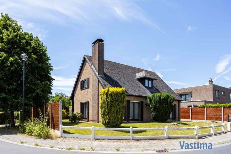 Villa met zonnige tuin en grote garage op een steenworp v...