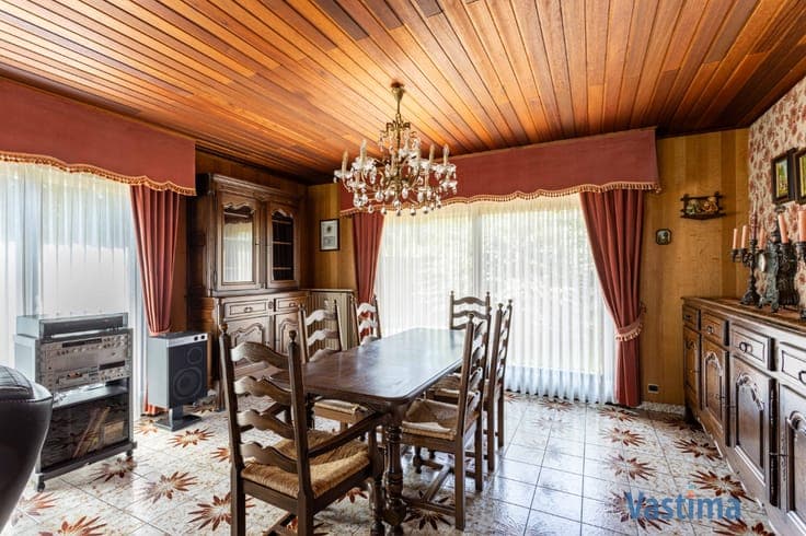 Villa met zonnige tuin en grote garage op een steenworp v...