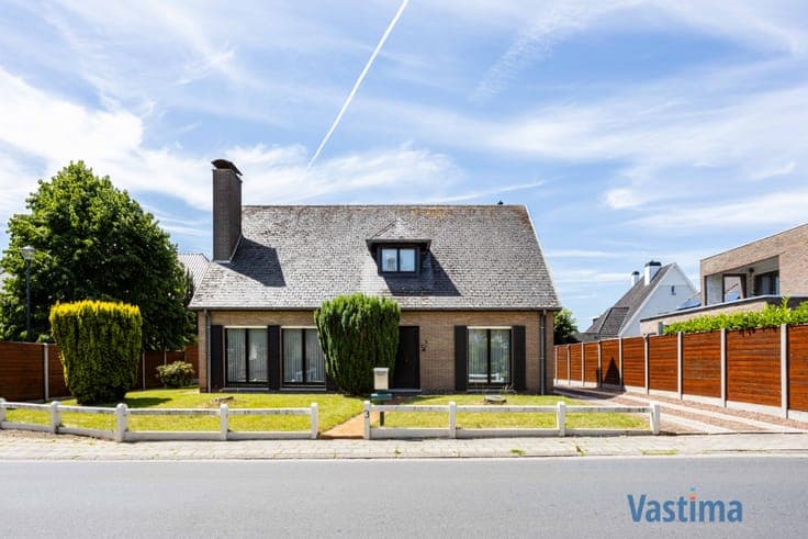 Villa met zonnige tuin en grote garage op een steenworp v...