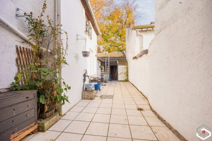COMMERCE+ 3 STUDIOS +2 APPARTEMENTS - TERRASSE - NEW CHASSIS