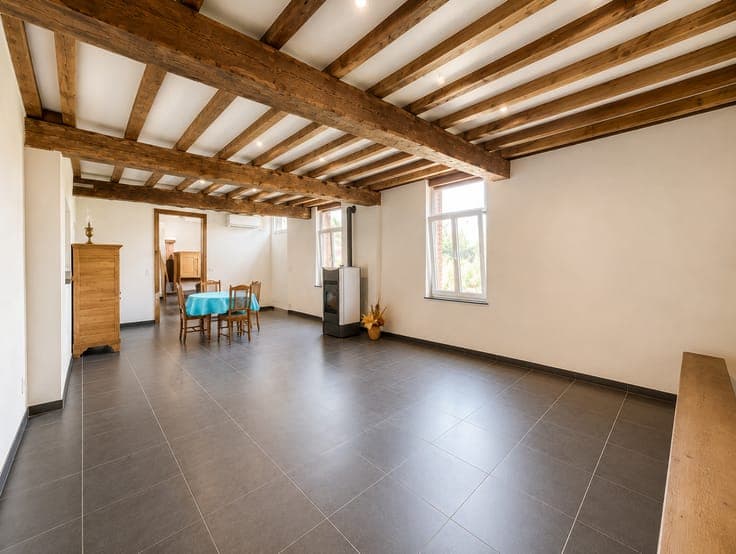 A small farmhouse + 116m² warehouse on a 60-are plot in the