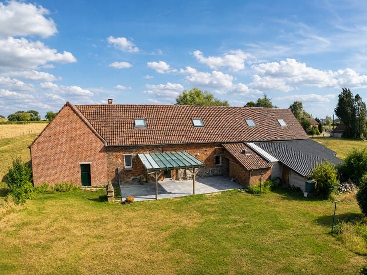 A small farmhouse + 116m² warehouse on a 60-are plot in the