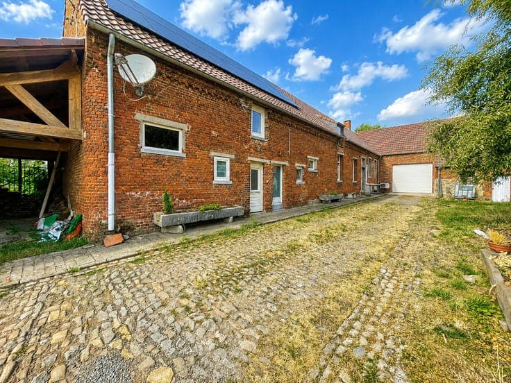 A small farmhouse + 116m² warehouse on a 60-are plot in the