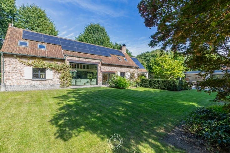 Villa met karakter, zwembad en een zee aan groen in Waasm...