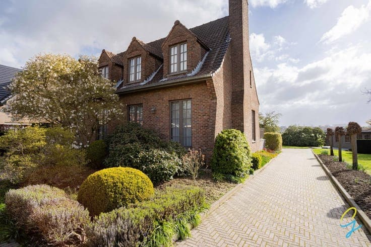 A charming villa with luxurious finishes and stunning views