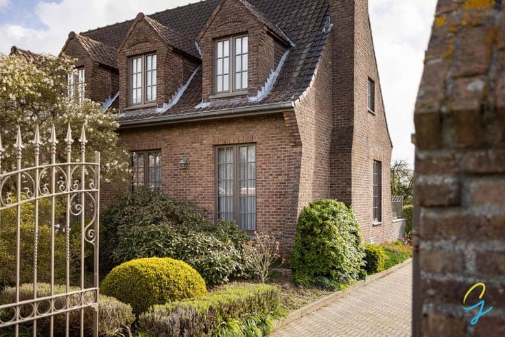 A charming villa with luxurious finishes and stunning views