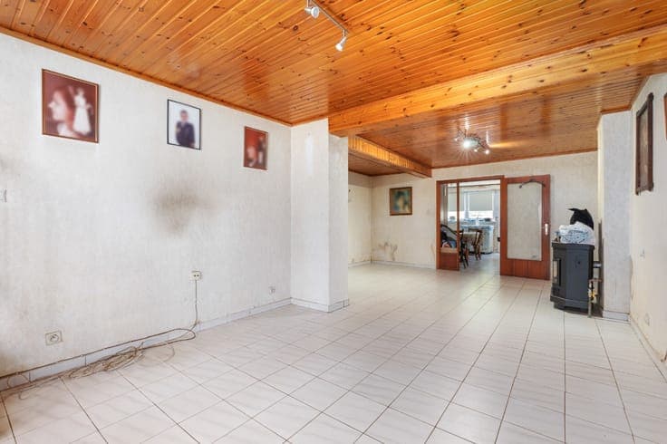 House in need of renovation with a garden on the Zenne
