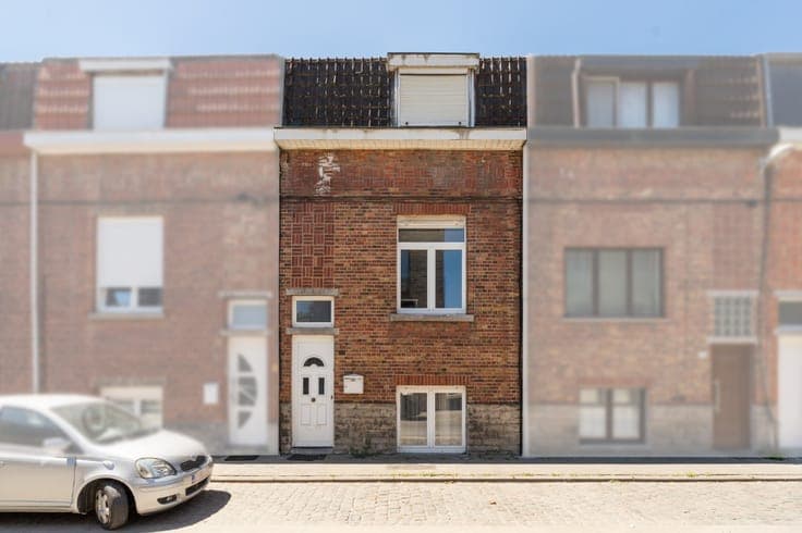 House in need of renovation with a garden on the Zenne