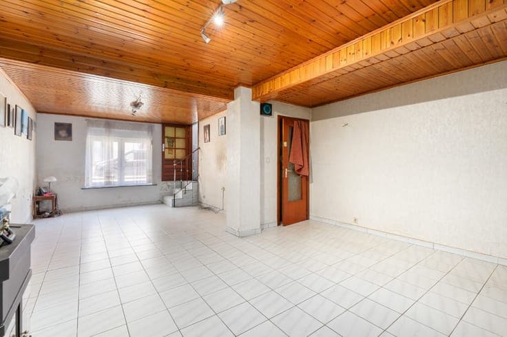 House in need of renovation with a garden on the Zenne
