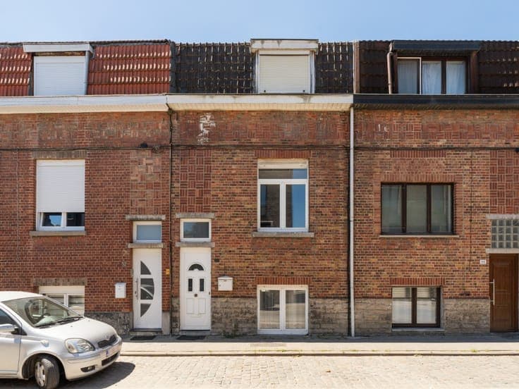 House in need of renovation with a garden on the Zenne