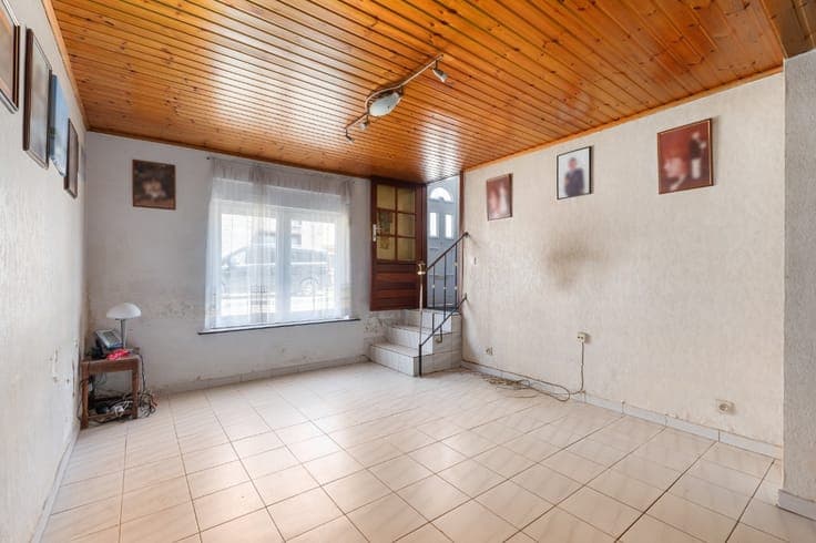 House in need of renovation with a garden on the Zenne