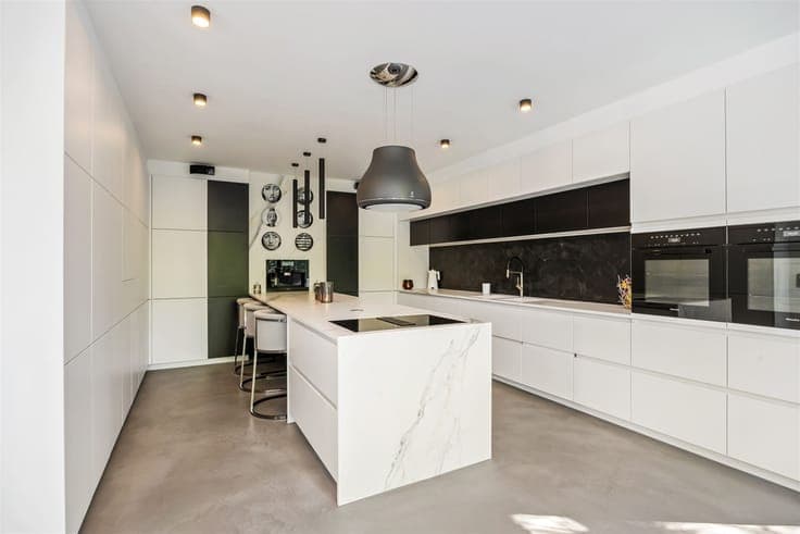 Exclusive design house with pool, wellness and high-end tech