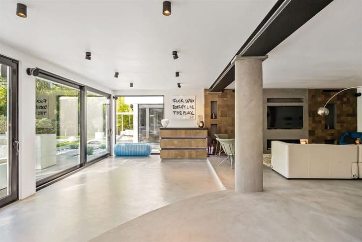 Exclusive design house with pool, wellness and high-end tech
