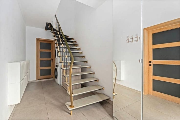 Family home with 3 bedrooms, garage & large garden in Aalst