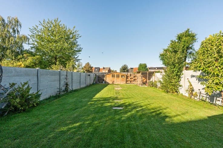 Family home with 3 bedrooms, garage & large garden in Aalst
