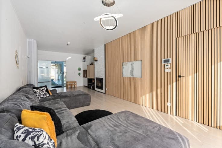 Family home with 3 bedrooms, garage & large garden in Aalst