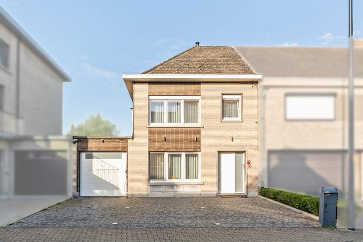Family home with 3 bedrooms, garage & large garden in Aalst