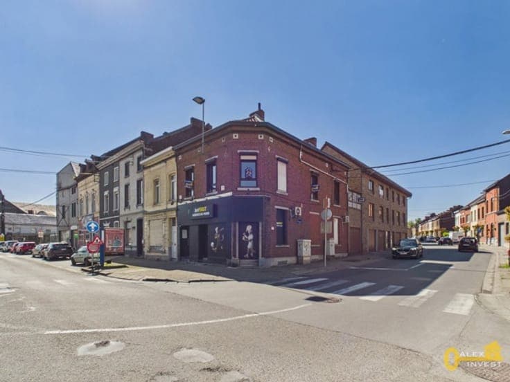 Building with commercial unit and 4-bedroom apartment